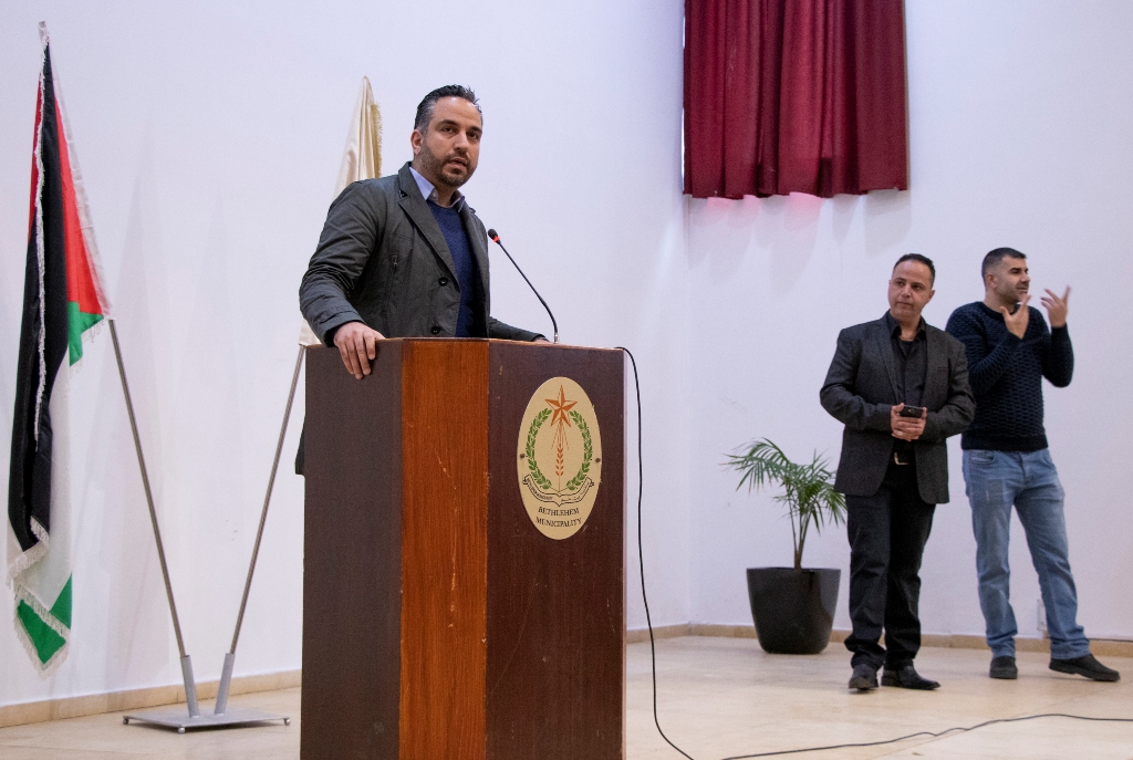 حنانيا يشارك في حفل اختتام دورة الفسيفساء الأولى تحت شعار " صم يصنعون الجمال " في مركز السلام بيت لحم