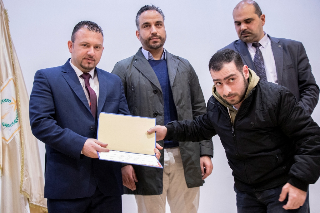 حنانيا يشارك في حفل اختتام دورة الفسيفساء الأولى تحت شعار " صم يصنعون الجمال " في مركز السلام بيت لحم