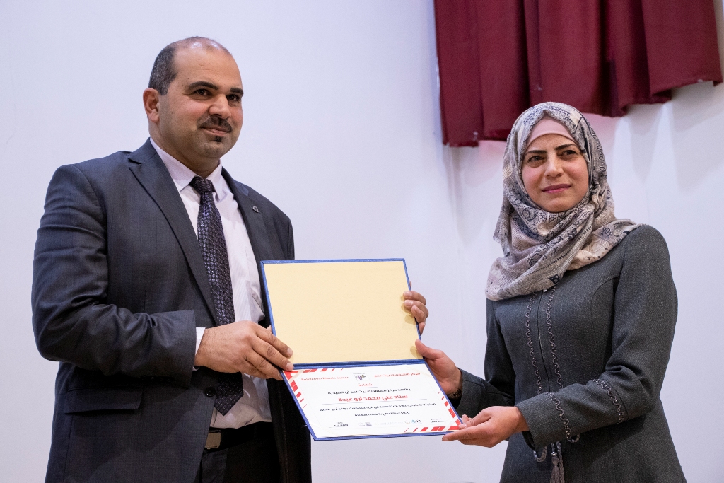 حنانيا يشارك في حفل اختتام دورة الفسيفساء الأولى تحت شعار " صم يصنعون الجمال " في مركز السلام بيت لحم