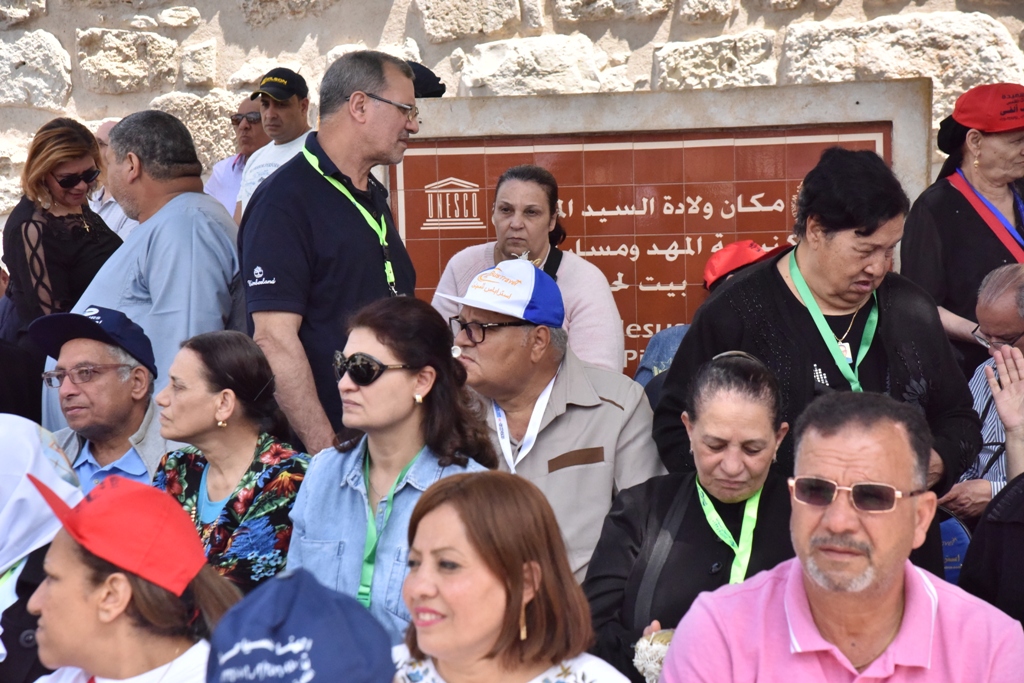 رئيس بلدية بيت لحم يشارك في استقبال النور المقدس القادم من القدس