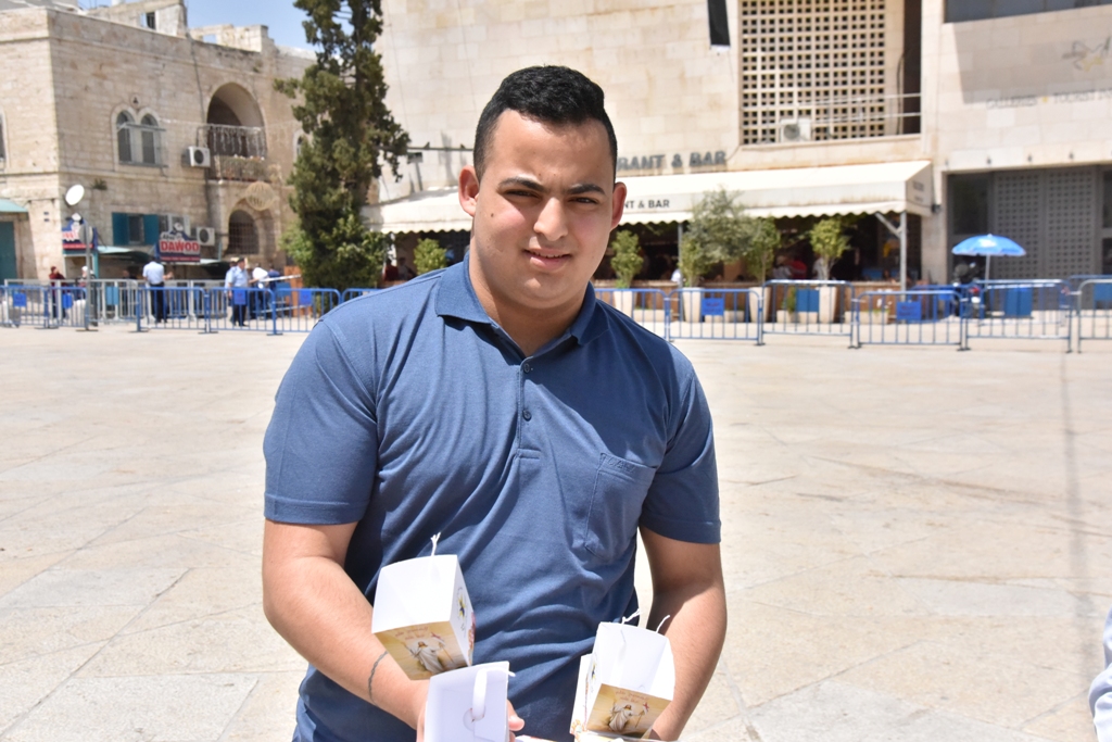 رئيس بلدية بيت لحم يشارك في استقبال النور المقدس القادم من القدس