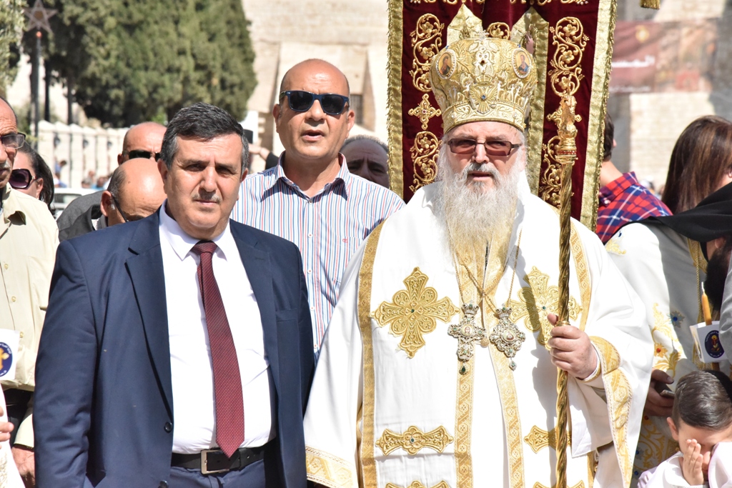 رئيس بلدية بيت لحم يشارك في استقبال النور المقدس القادم من القدس