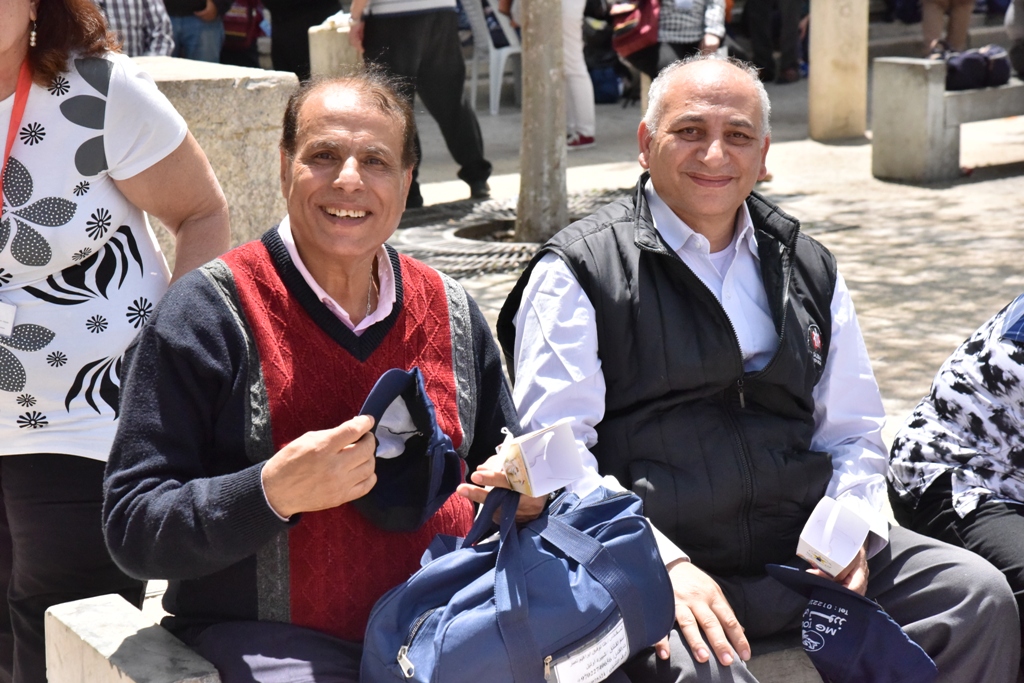 رئيس بلدية بيت لحم يشارك في استقبال النور المقدس القادم من القدس