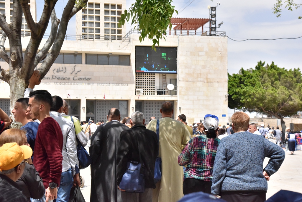 رئيس بلدية بيت لحم يشارك في استقبال النور المقدس القادم من القدس