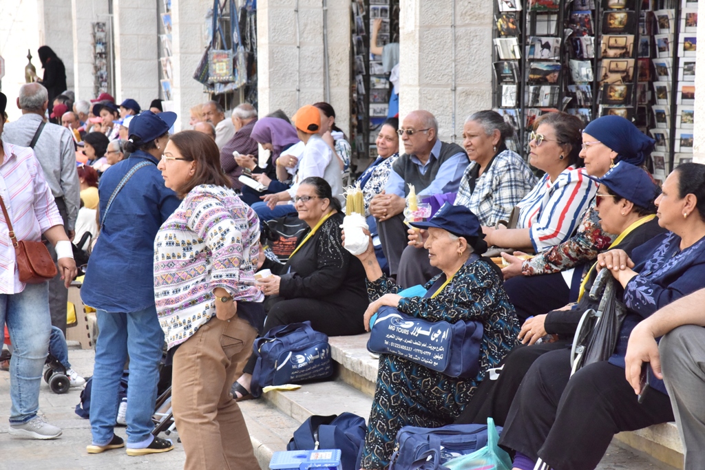 رئيس بلدية بيت لحم يشارك في استقبال النور المقدس القادم من القدس