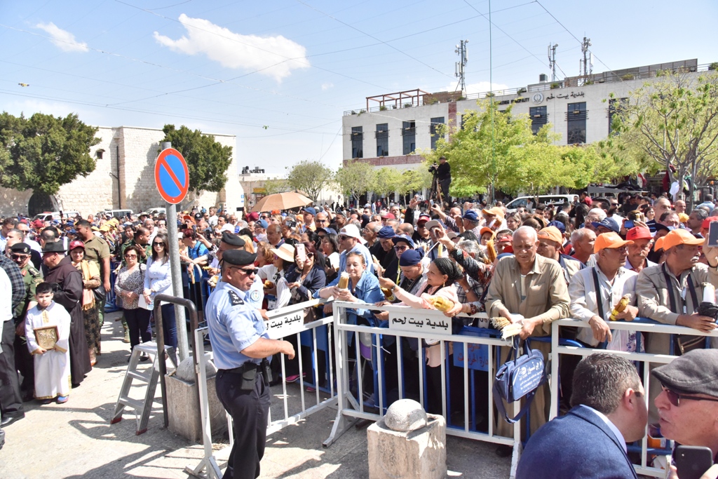 رئيس بلدية بيت لحم يشارك في استقبال النور المقدس القادم من القدس