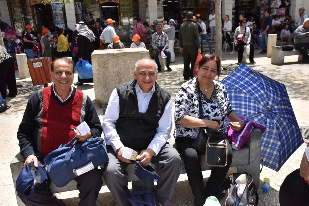 رئيس بلدية بيت لحم يشارك في استقبال النور المقدس القادم من القدس