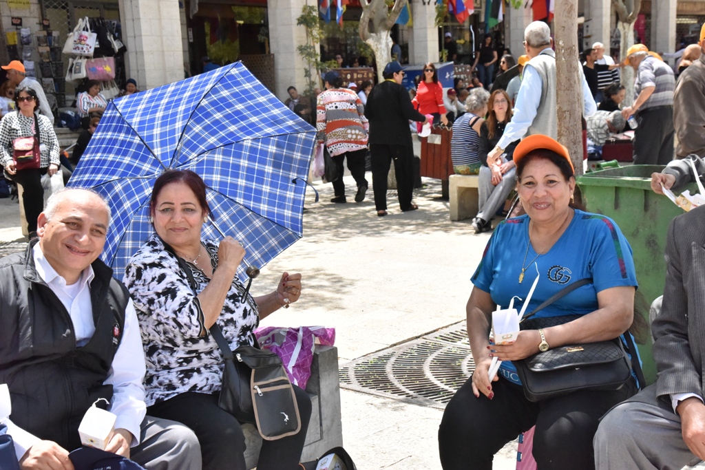 رئيس بلدية بيت لحم يشارك في استقبال النور المقدس القادم من القدس