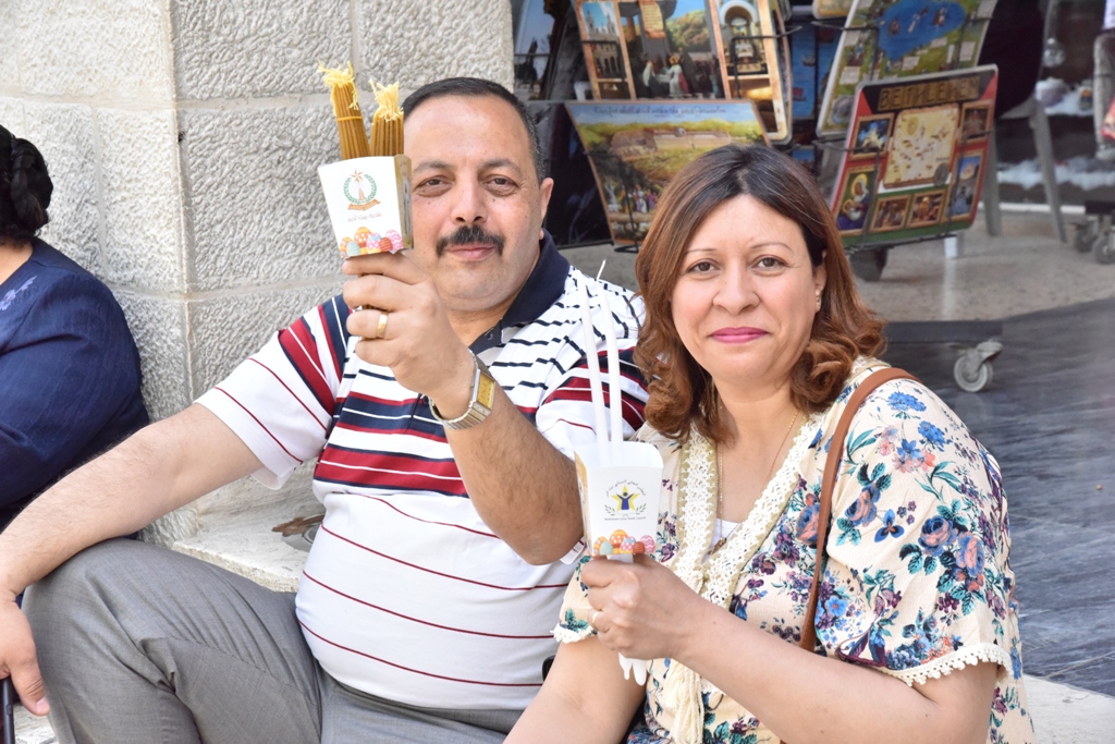 رئيس بلدية بيت لحم يشارك في استقبال النور المقدس القادم من القدس