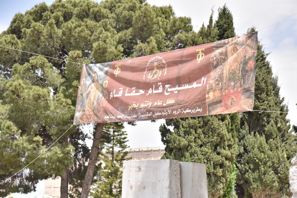 رئيس بلدية بيت لحم يشارك في استقبال النور المقدس القادم من القدس