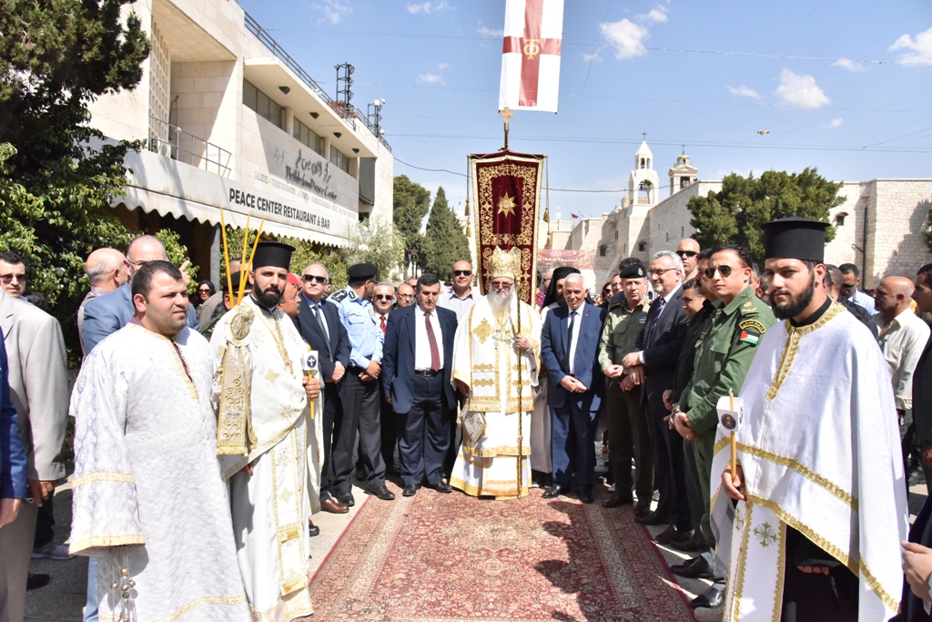 رئيس بلدية بيت لحم يشارك في استقبال النور المقدس القادم من القدس