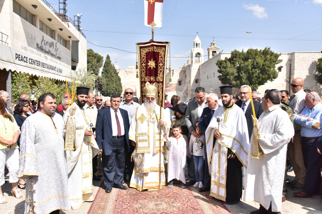 رئيس بلدية بيت لحم يشارك في استقبال النور المقدس القادم من القدس