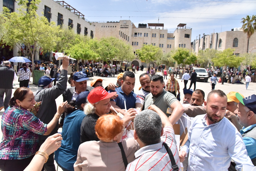 رئيس بلدية بيت لحم يشارك في استقبال النور المقدس القادم من القدس