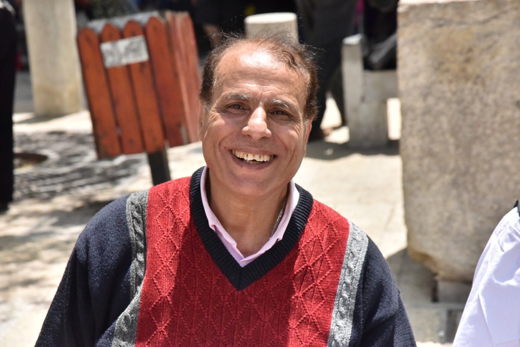 رئيس بلدية بيت لحم يشارك في استقبال النور المقدس القادم من القدس