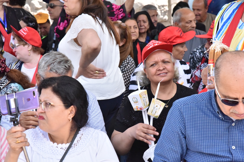 رئيس بلدية بيت لحم يشارك في استقبال النور المقدس القادم من القدس