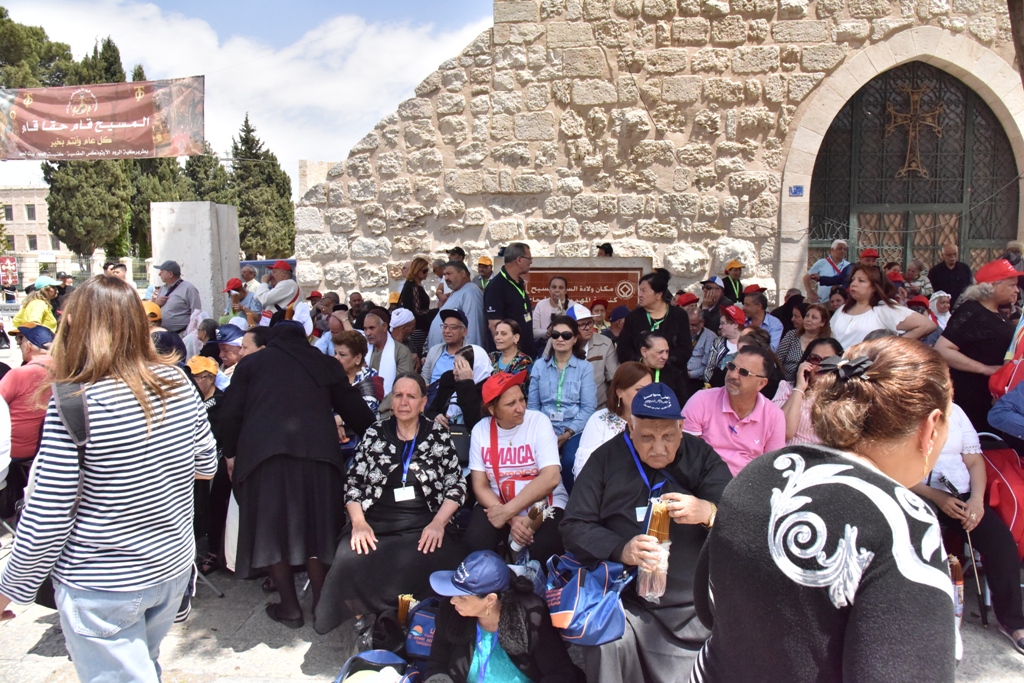 رئيس بلدية بيت لحم يشارك في استقبال النور المقدس القادم من القدس