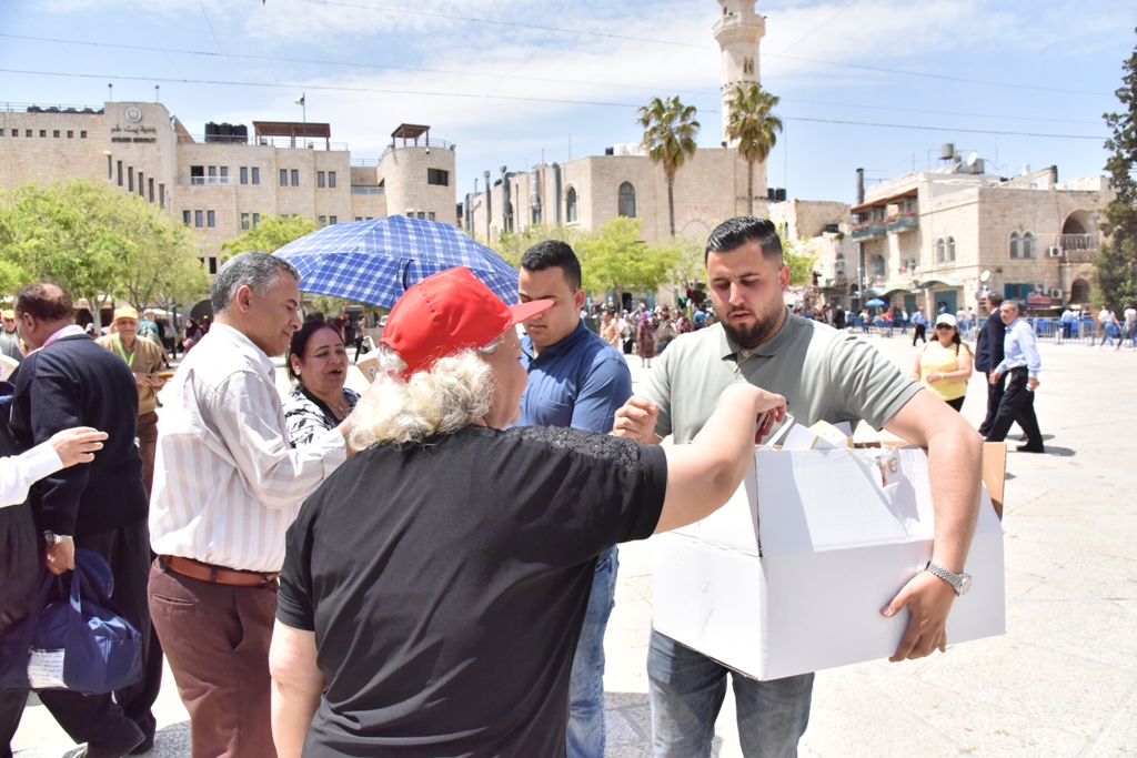رئيس بلدية بيت لحم يشارك في استقبال النور المقدس القادم من القدس