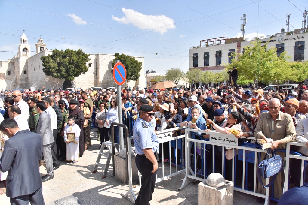 رئيس بلدية بيت لحم يشارك في استقبال النور المقدس القادم من القدس