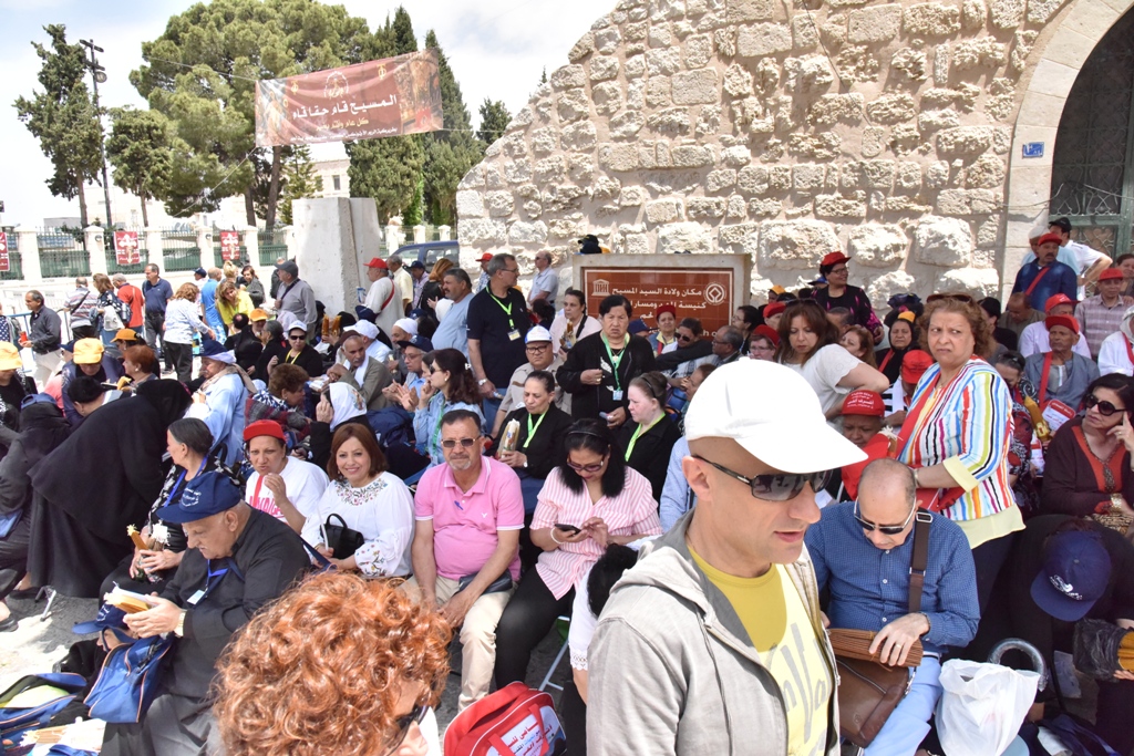 رئيس بلدية بيت لحم يشارك في استقبال النور المقدس القادم من القدس