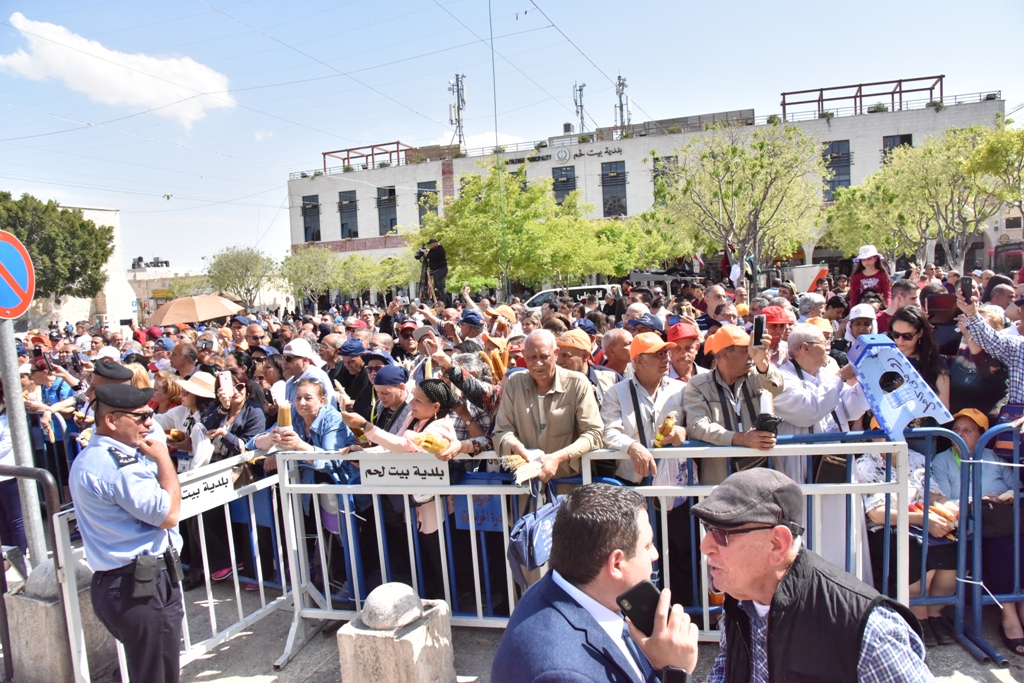 رئيس بلدية بيت لحم يشارك في استقبال النور المقدس القادم من القدس
