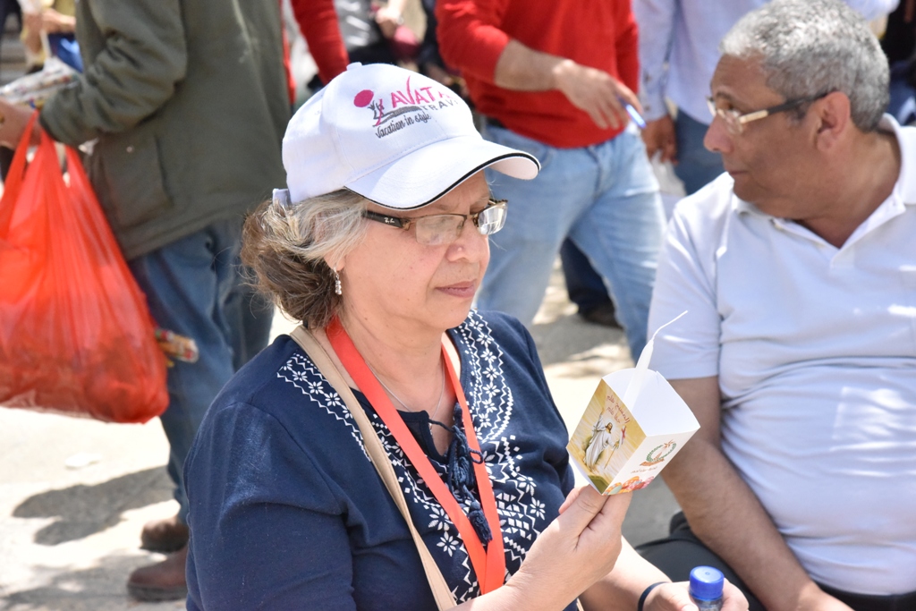 رئيس بلدية بيت لحم يشارك في استقبال النور المقدس القادم من القدس