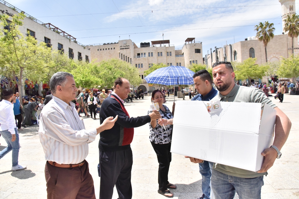 رئيس بلدية بيت لحم يشارك في استقبال النور المقدس القادم من القدس