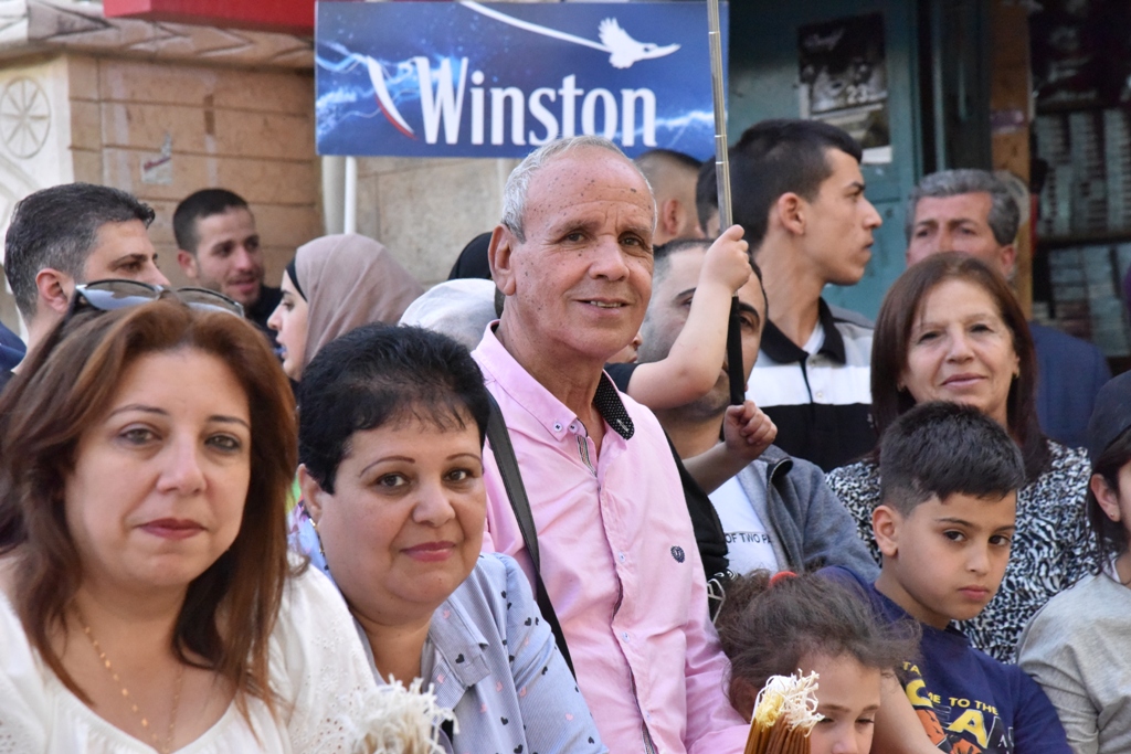 رئيس بلدية بيت لحم يشارك في استقبال النور المقدس القادم من القدس