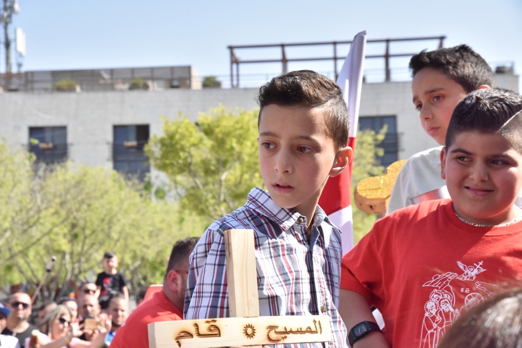 رئيس بلدية بيت لحم يشارك في استقبال النور المقدس القادم من القدس