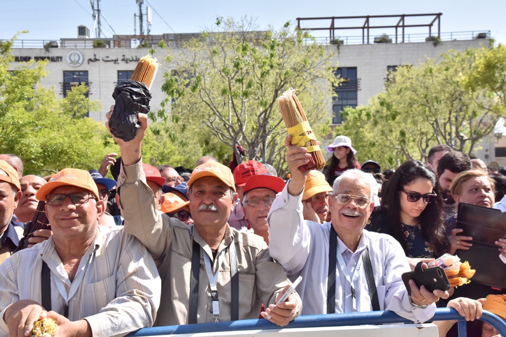 رئيس بلدية بيت لحم يشارك في استقبال النور المقدس القادم من القدس