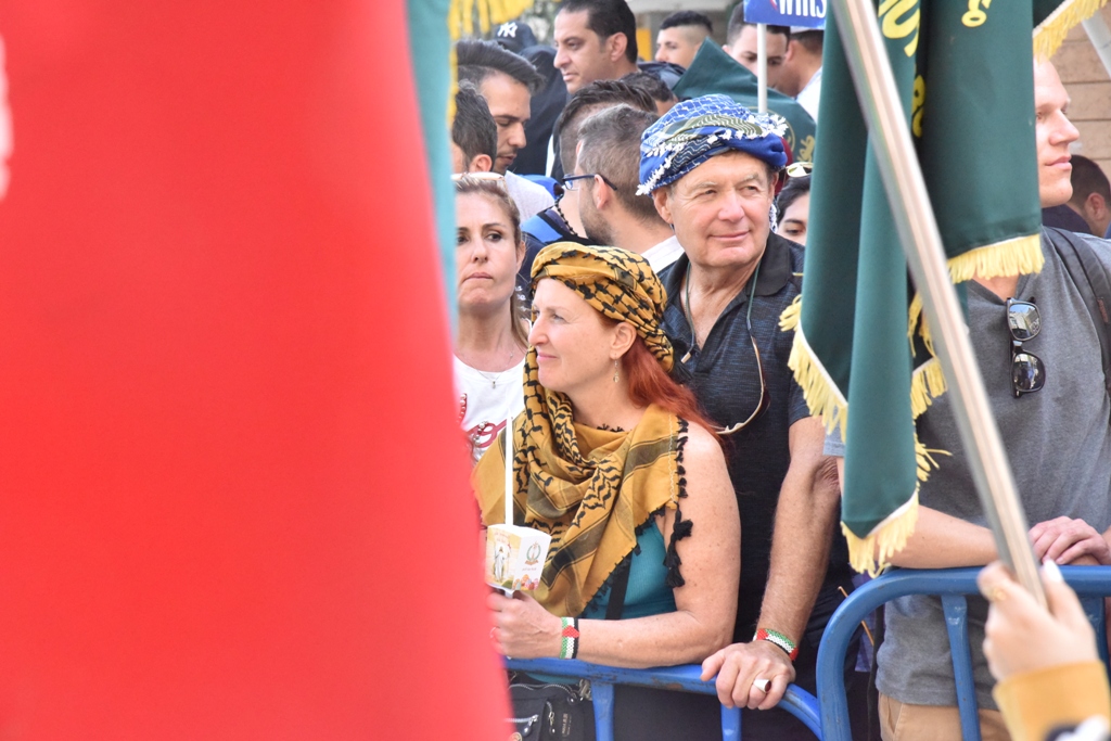 رئيس بلدية بيت لحم يشارك في استقبال النور المقدس القادم من القدس