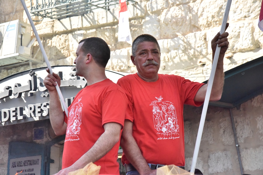 رئيس بلدية بيت لحم يشارك في استقبال النور المقدس القادم من القدس