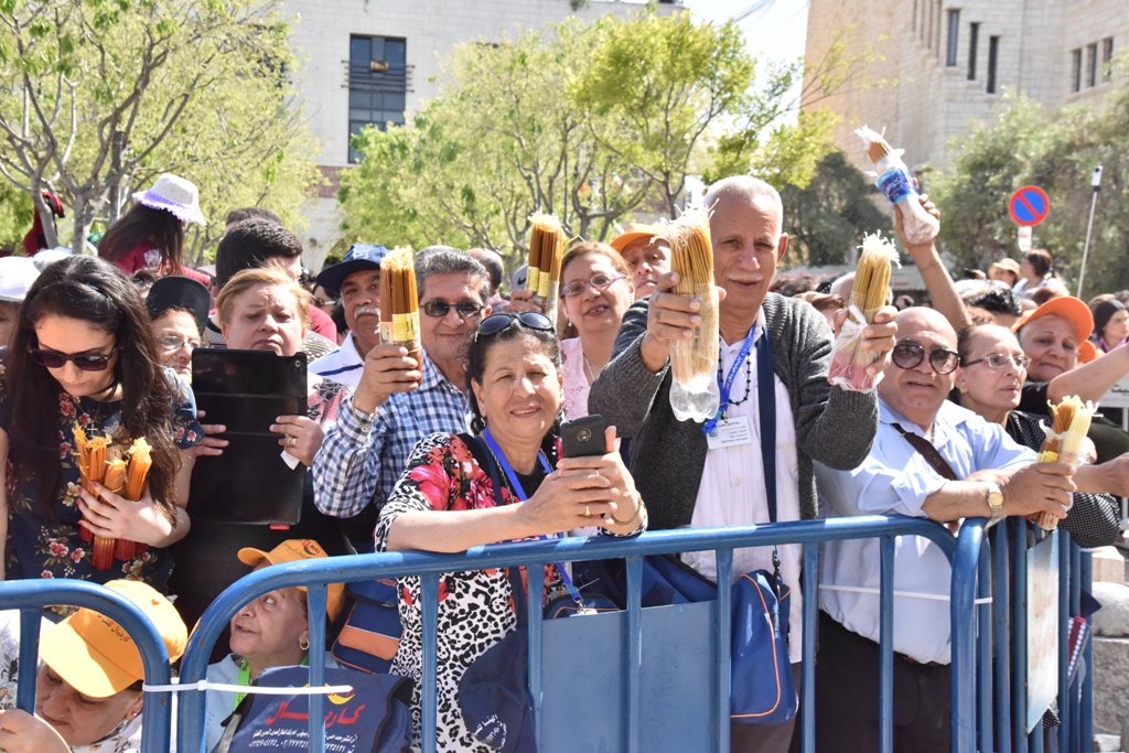 رئيس بلدية بيت لحم يشارك في استقبال النور المقدس القادم من القدس