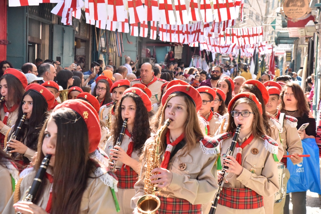 رئيس بلدية بيت لحم يشارك في استقبال النور المقدس القادم من القدس