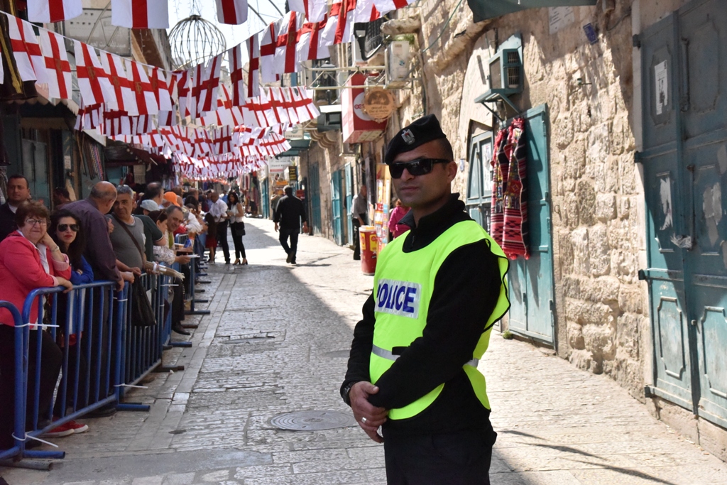 رئيس بلدية بيت لحم يشارك في استقبال النور المقدس القادم من القدس