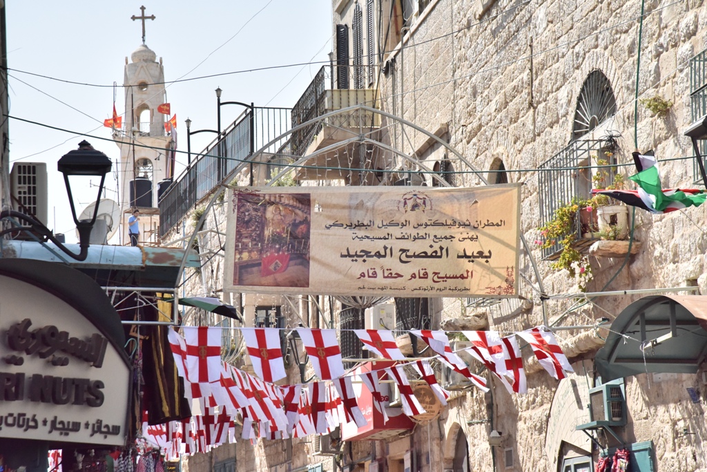 رئيس بلدية بيت لحم يشارك في استقبال النور المقدس القادم من القدس