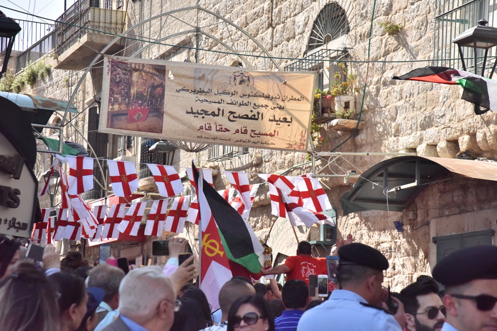 رئيس بلدية بيت لحم يشارك في استقبال النور المقدس القادم من القدس