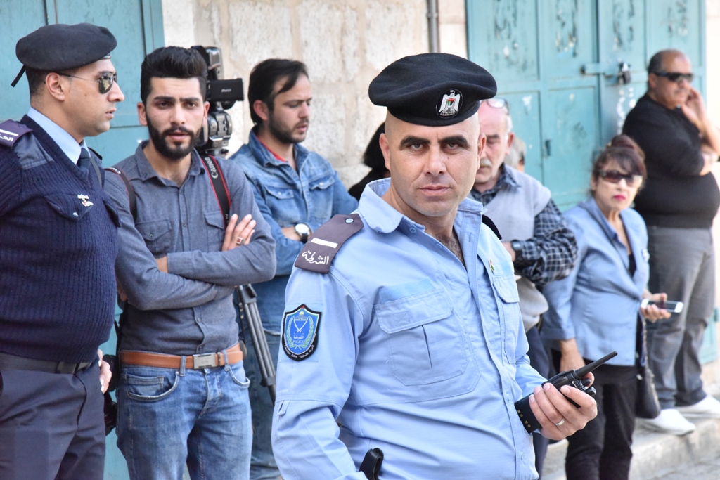 رئيس بلدية بيت لحم يشارك في استقبال النور المقدس القادم من القدس