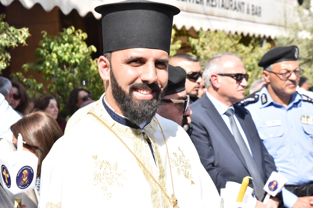 رئيس بلدية بيت لحم يشارك في استقبال النور المقدس القادم من القدس