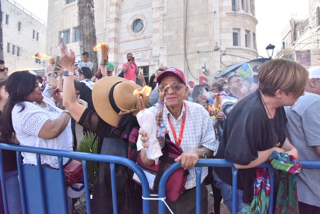 رئيس بلدية بيت لحم يشارك في استقبال النور المقدس القادم من القدس