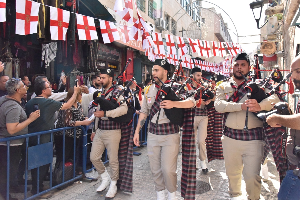 رئيس بلدية بيت لحم يشارك في استقبال النور المقدس القادم من القدس