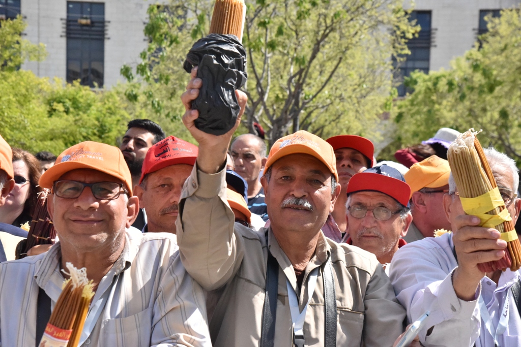 رئيس بلدية بيت لحم يشارك في استقبال النور المقدس القادم من القدس