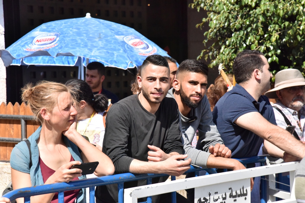 رئيس بلدية بيت لحم يشارك في استقبال النور المقدس القادم من القدس