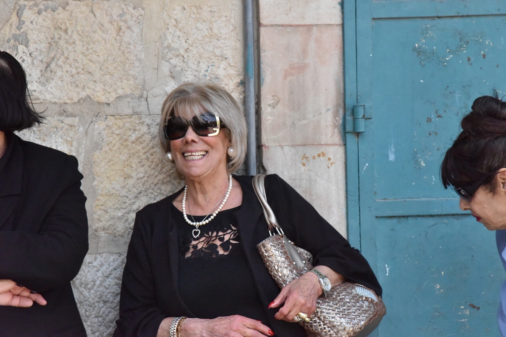 رئيس بلدية بيت لحم يشارك في استقبال النور المقدس القادم من القدس