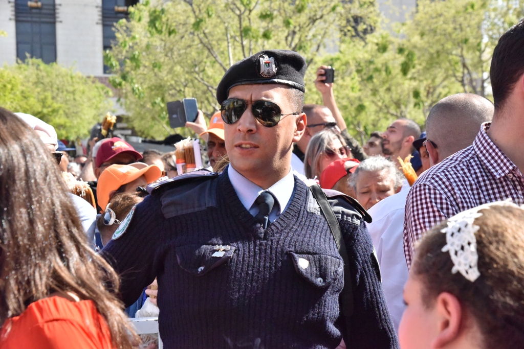 رئيس بلدية بيت لحم يشارك في استقبال النور المقدس القادم من القدس