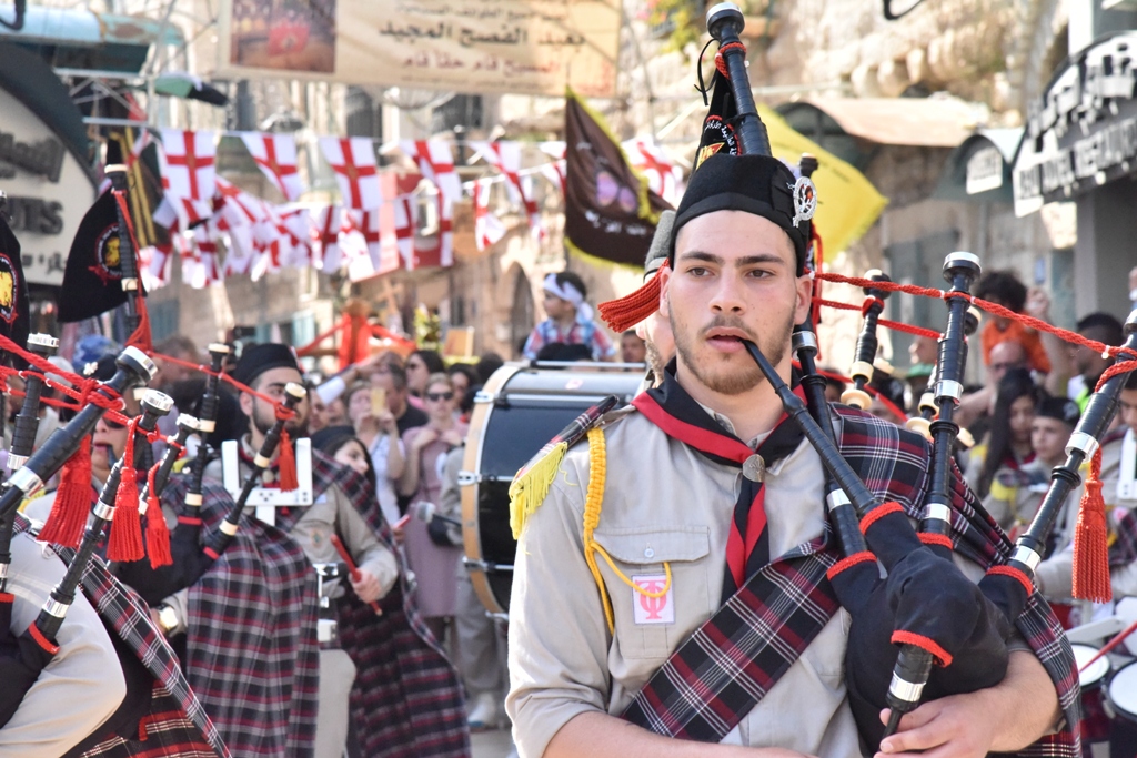 رئيس بلدية بيت لحم يشارك في استقبال النور المقدس القادم من القدس