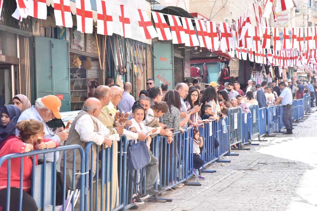 رئيس بلدية بيت لحم يشارك في استقبال النور المقدس القادم من القدس