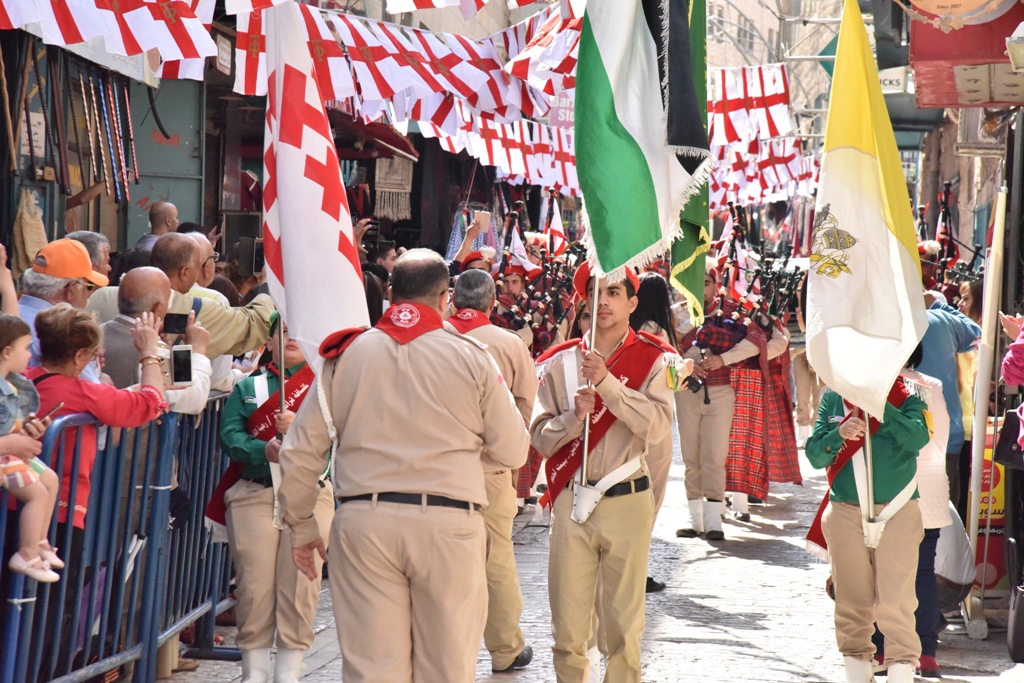 رئيس بلدية بيت لحم يشارك في استقبال النور المقدس القادم من القدس
