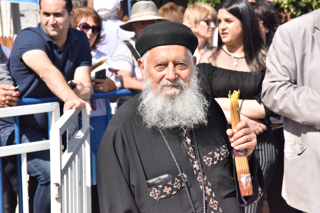 رئيس بلدية بيت لحم يشارك في استقبال النور المقدس القادم من القدس