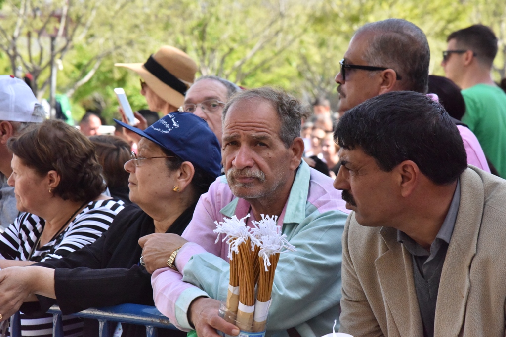 رئيس بلدية بيت لحم يشارك في استقبال النور المقدس القادم من القدس