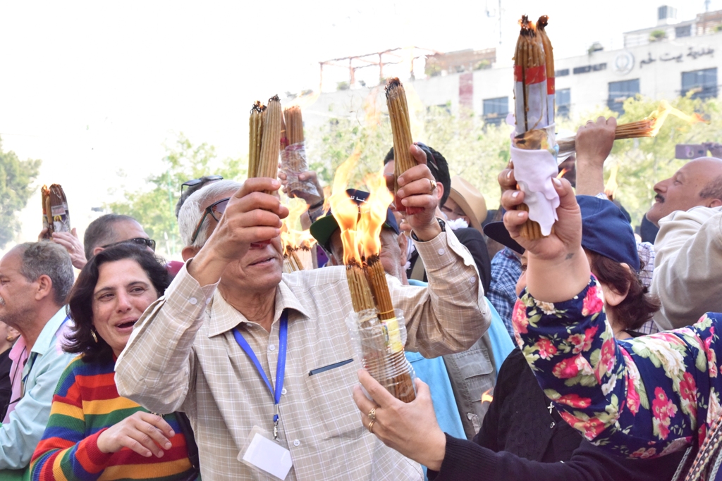رئيس بلدية بيت لحم يشارك في استقبال النور المقدس القادم من القدس